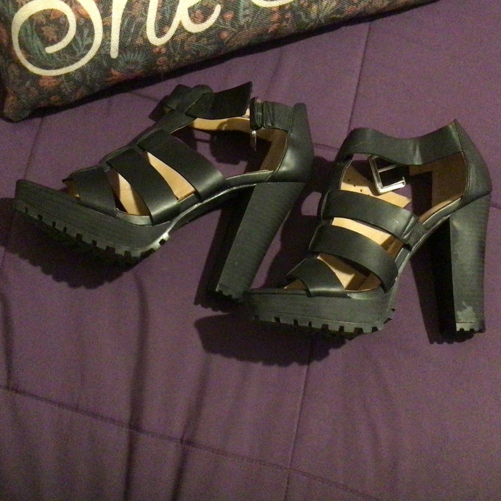 NWOT Report Black Combat Heel 8
